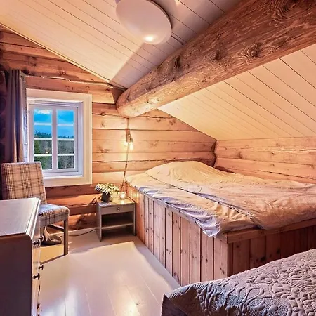 Dom wakacyjny Log In Surrounded By Activity *